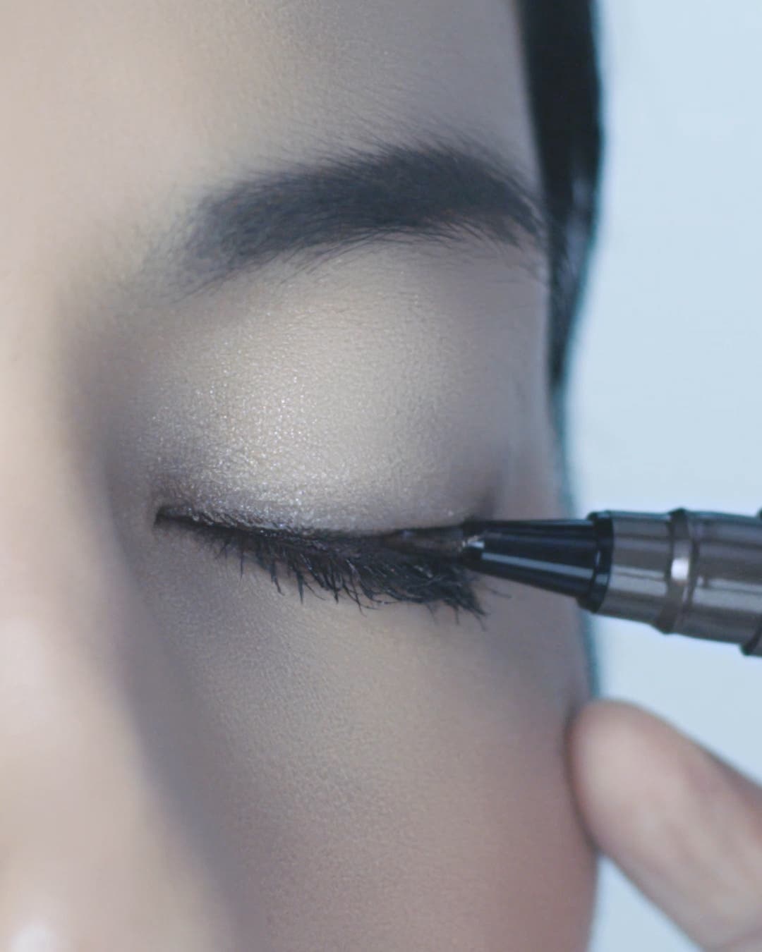 動画ではアイラインを引くシーンも紹介