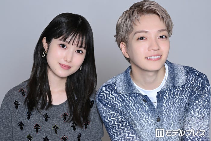 モデルプレスのインタビューに応じた西畑大吾&福本莉子(C)モデルプレス
