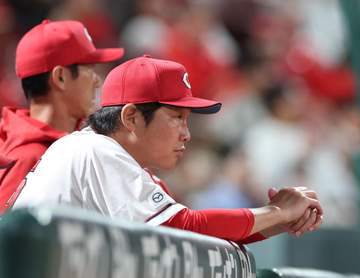 広島・新井監督 七回2死満塁での石原代打起用は「打撃が最近良いので」4失点の高には「また頑張ってもらいましょう」と背中押す