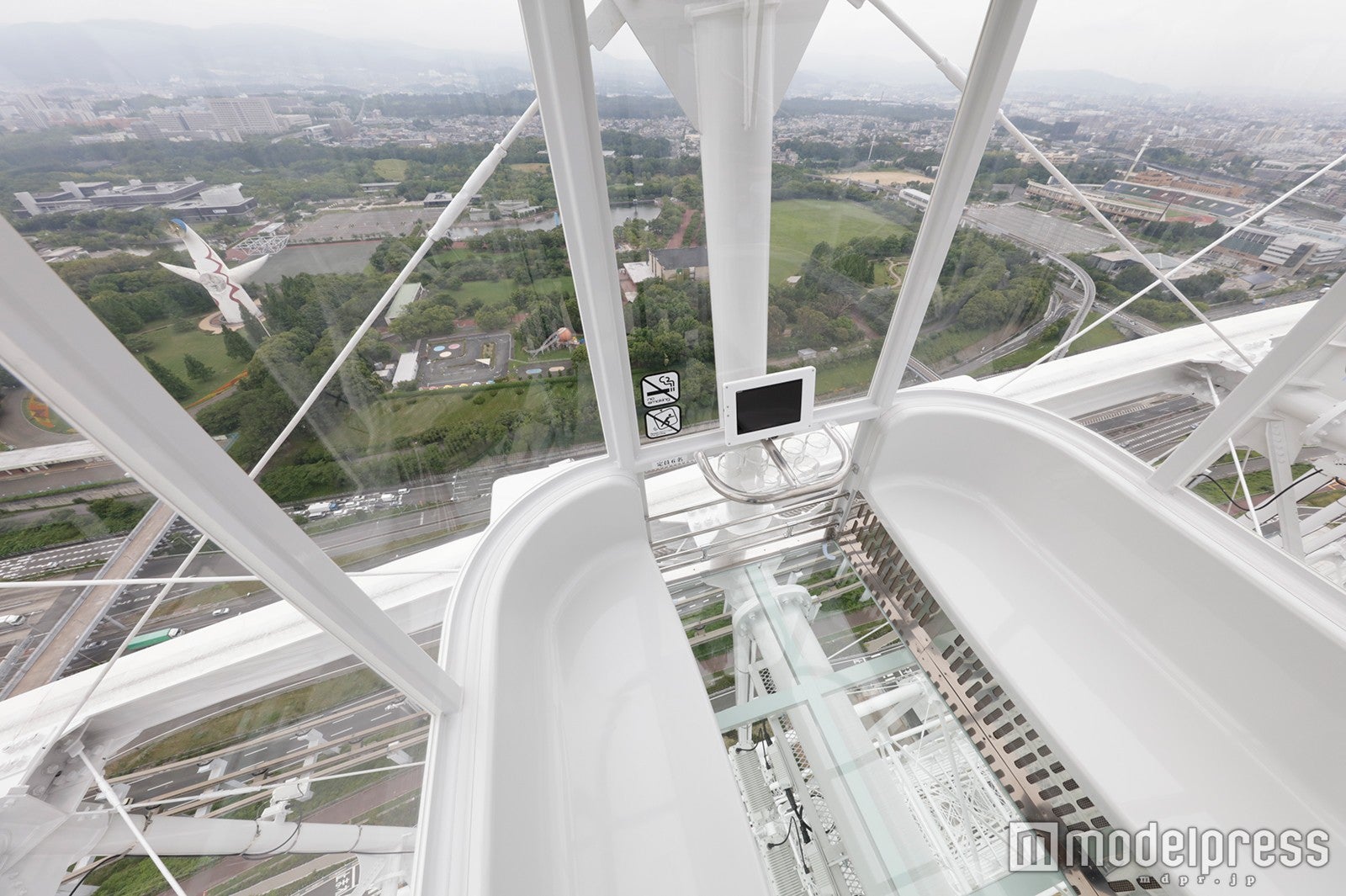 日本一高い観覧車「レッドホース オオサカ ホイール」誕生　透明な床がスリル満点！