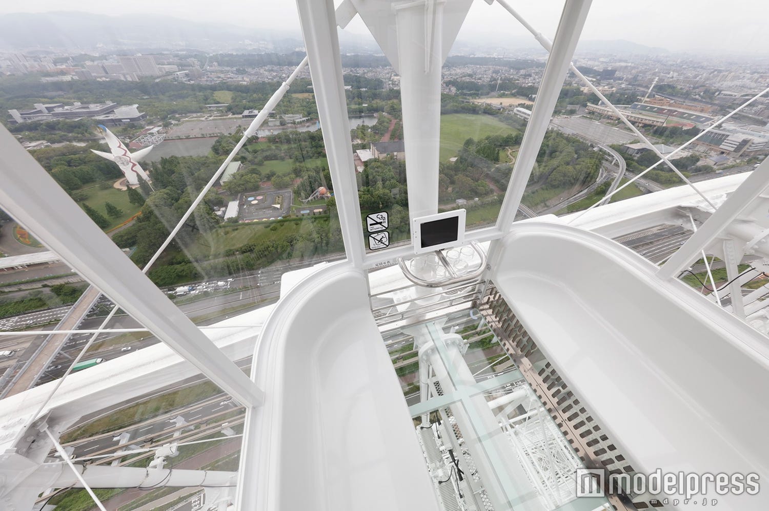 日本一高い観覧車「レッドホース オオサカ ホイール」誕生 透明な床がスリル満点!