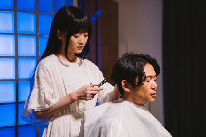 山下美月、岡田義徳/「電影少女-VIDEO GIRL MAI 2019-」第8話より(C)『電影少女 2019』製作委員会