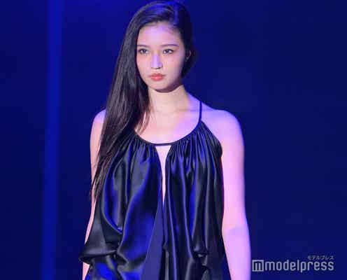 せいら、正面大胆カットアウト ショートパンツから美脚披露【TGC 2024 S/S】