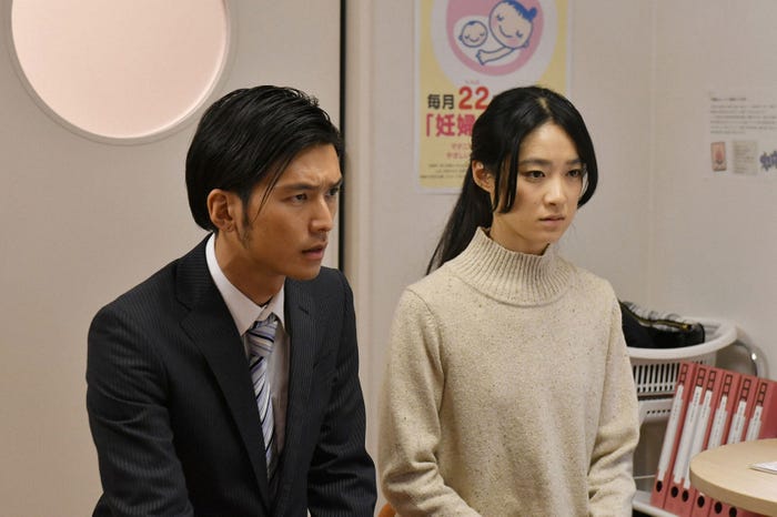 石田卓也、初音映莉子/「コウノドリ」第10話より(画像提供:TBS)