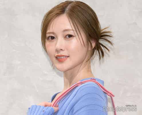 白石麻衣、美背中を大胆見せ 純白ワンピ姿に「息を呑む美しさ」「横顔が綺麗」と反響