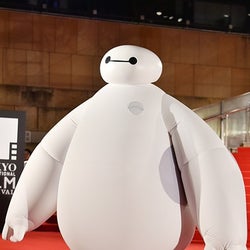 ディズニー最新作の ベイマックス が世界初お披露目 菅野美穂 小泉孝太郎と登場 モデルプレス