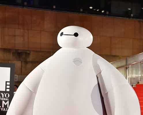 ディズニー最新作の“ベイマックス”が世界初お披露目 菅野美穂&小泉孝太郎と登場