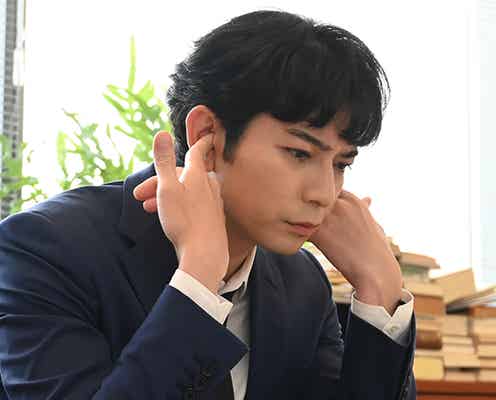 松本潤、耳を塞ぎ…映画版「99.9」新場面写真解禁&ドラマ版配信開始
