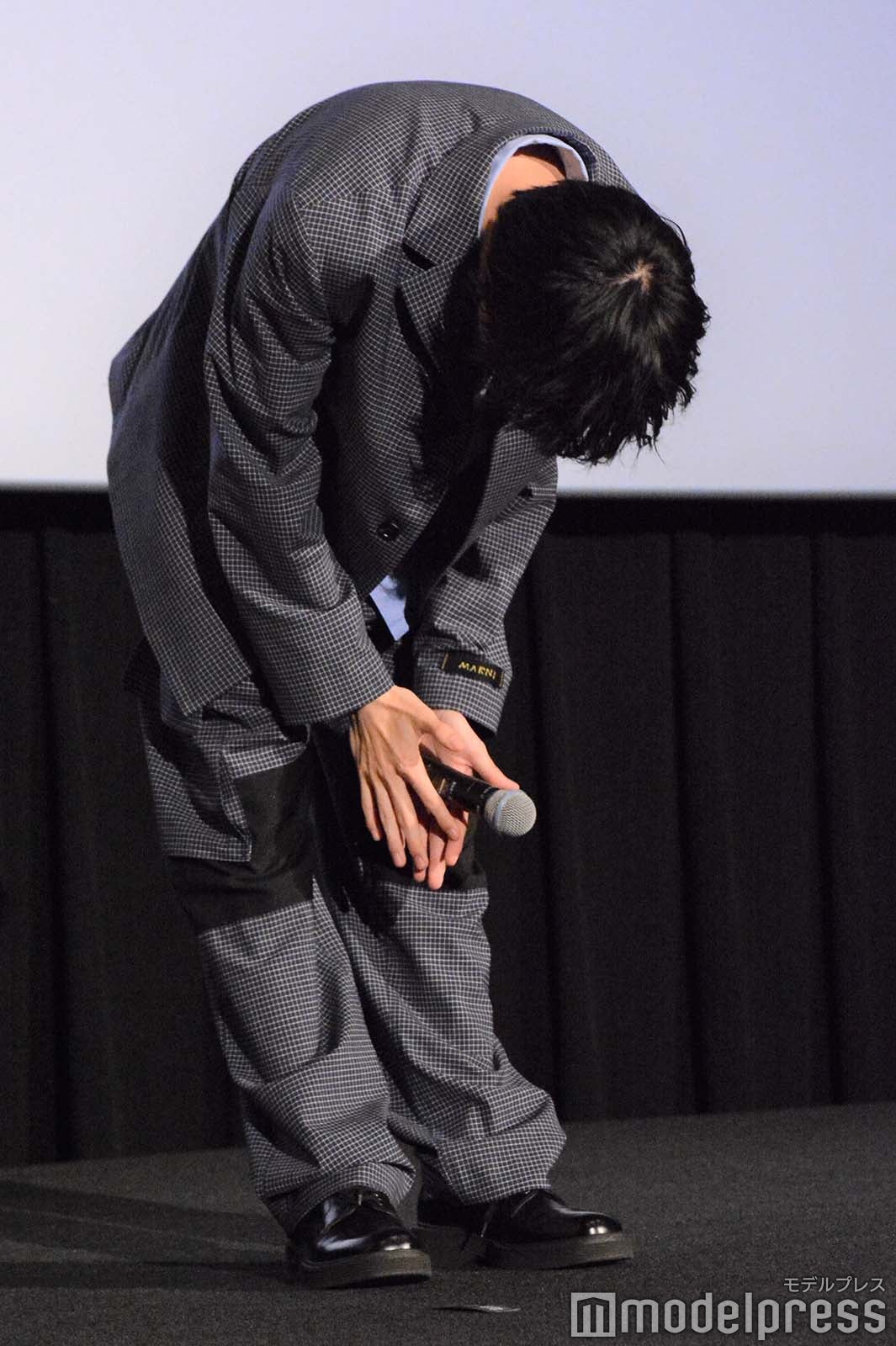 深々とお辞儀する萩原利久（C）モデルプレス
