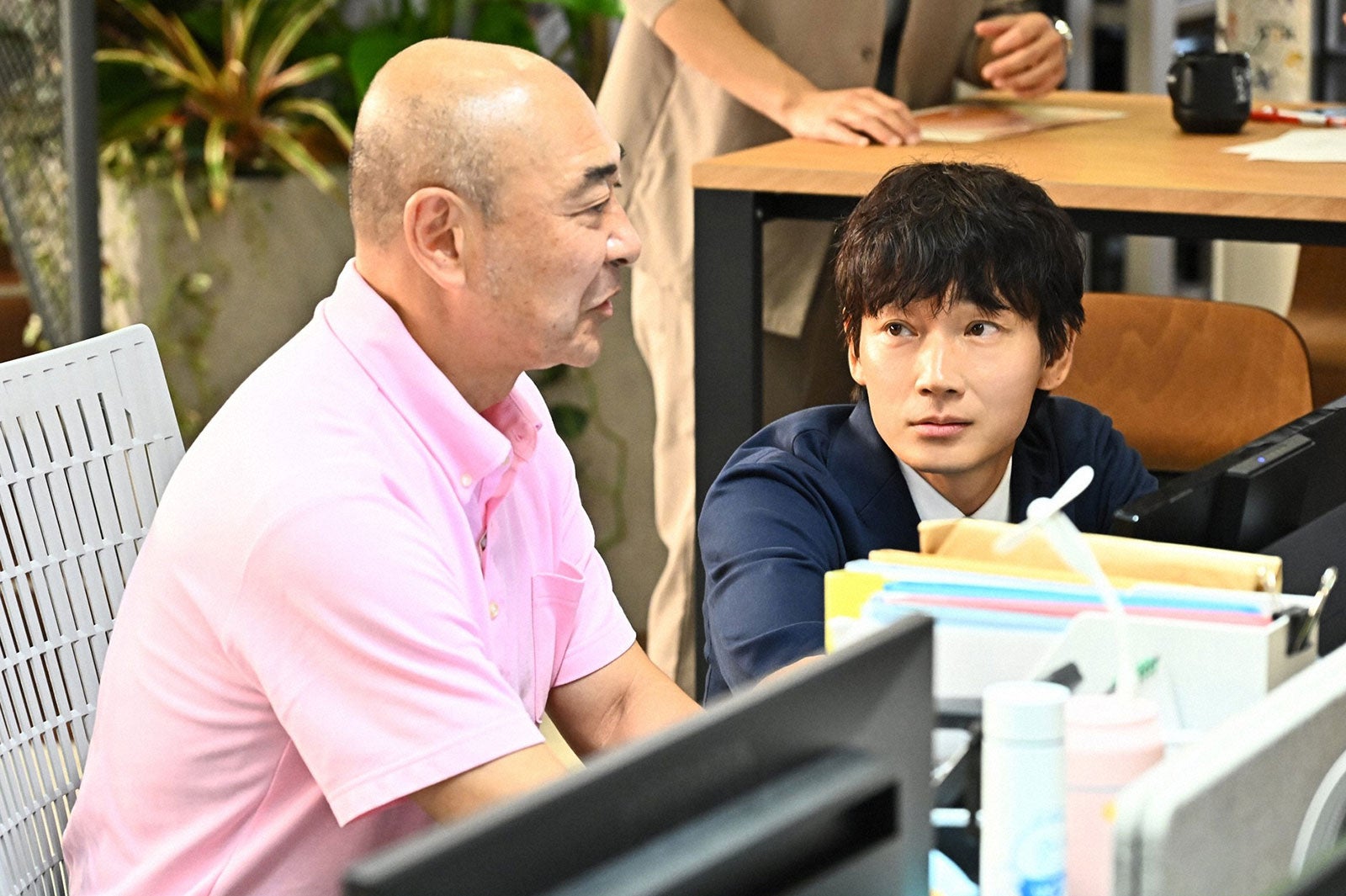 高橋克実、綾野剛／「オールドルーキー」第4話より（C）TBS