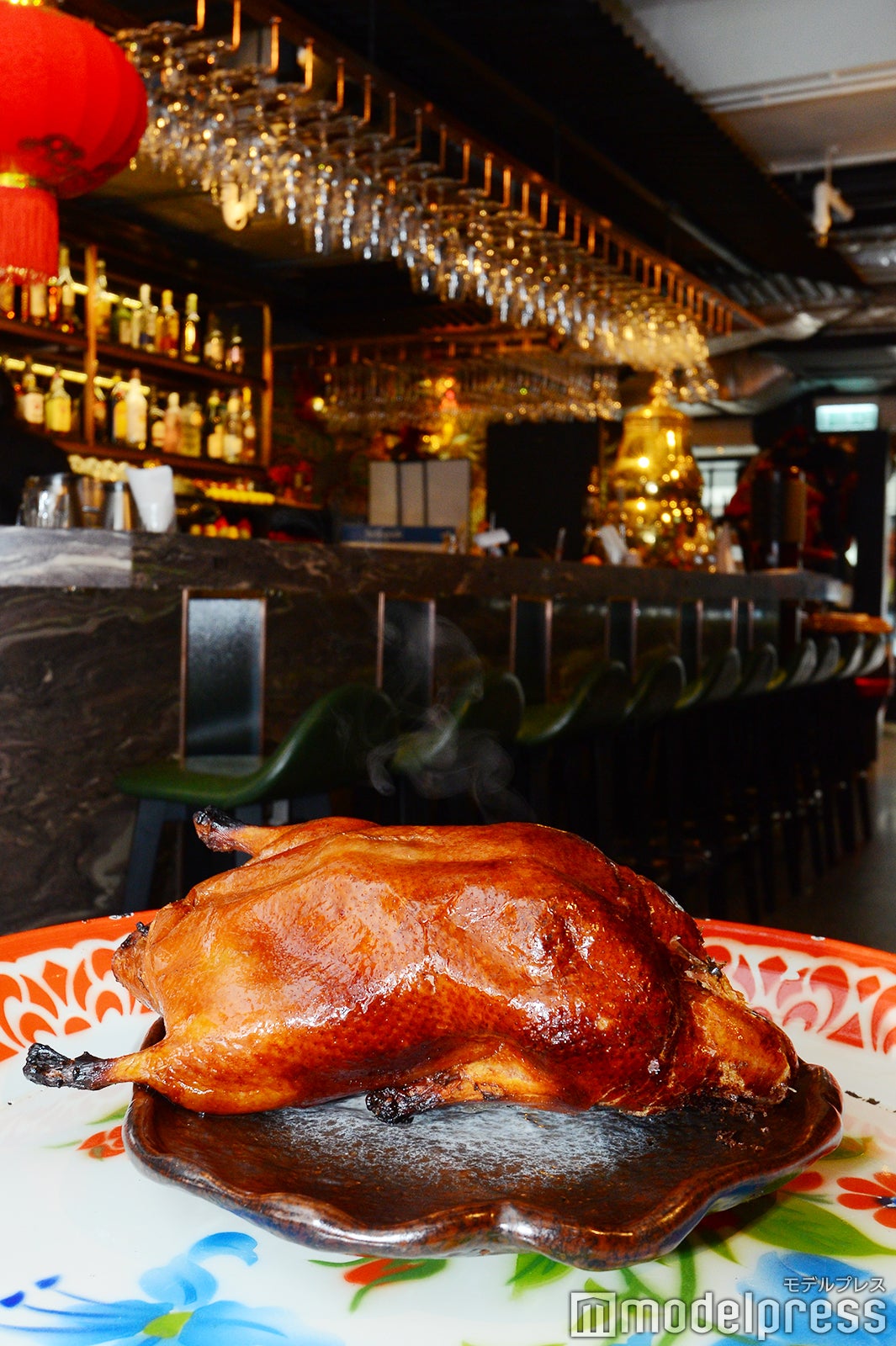 目の前で切り出されるライブ感も楽しい北京ダック（C）モデルプレス