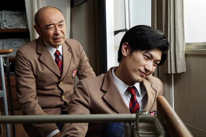 高橋克実、三浦春馬/「オトナ高校」第2話より(C)テレビ朝日