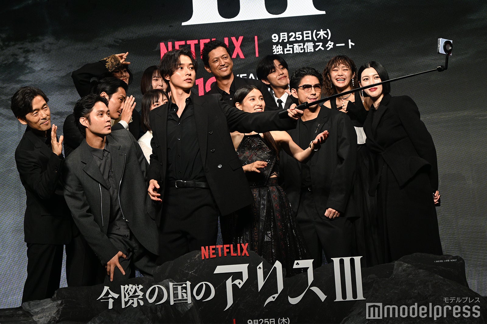 セルカ棒で自撮り動画を撮る山崎賢人、土屋太鳳ら、変顔を決める賀来賢人（C）モデルプレス