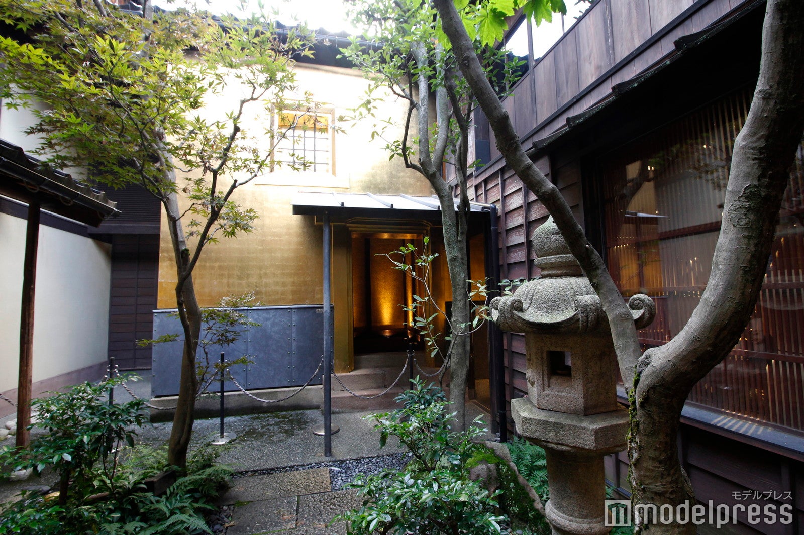 外壁を純金プラチナ箔で仕上げた蔵は必見（C）モデルプレス