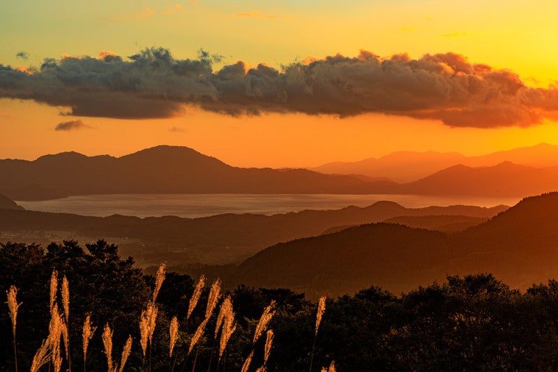夕暮れに染まる田沢湖／写真素材ぱくたそ