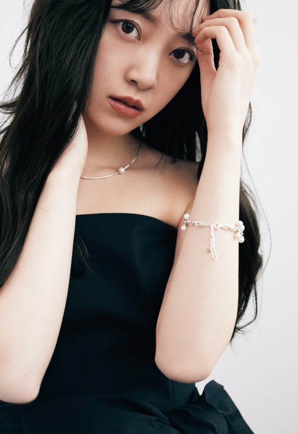 堀未央奈 1stフォトブック裏表紙4種 秋元康の帯コメント解禁 いつのまにか モデルプレス