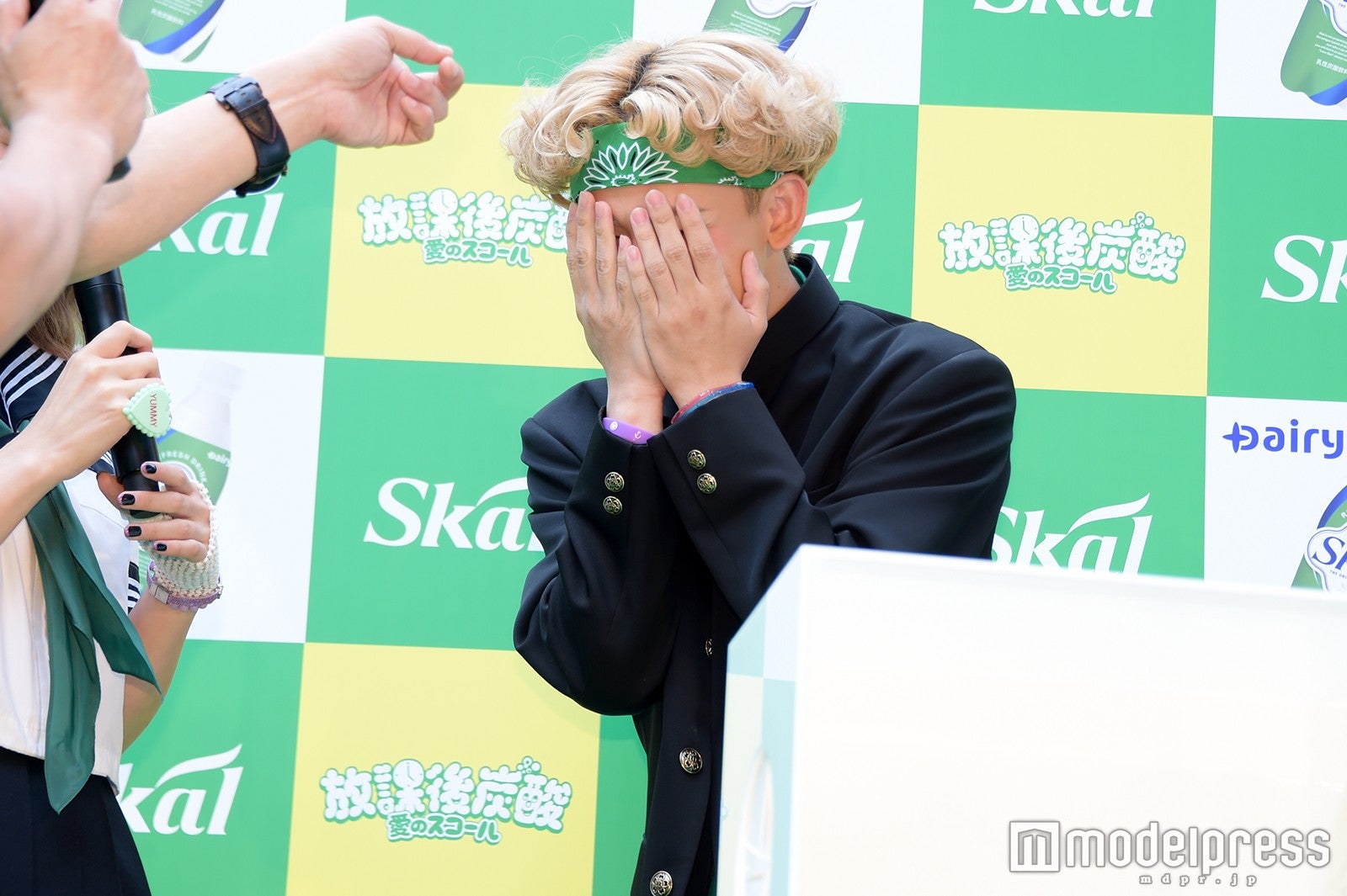 リアクションの良さをいじられ照れるりゅうちぇる（C）モデルプレス