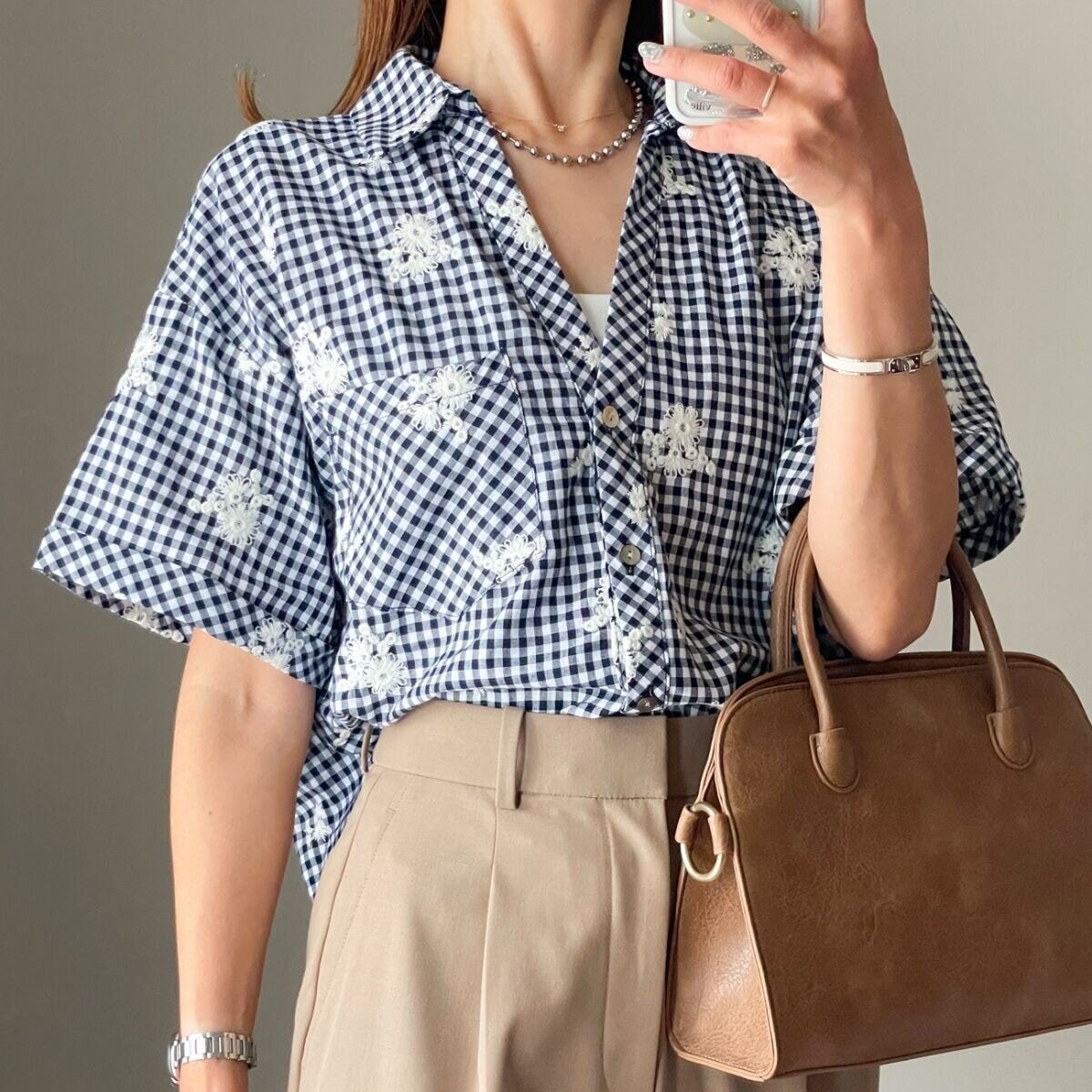 ZARA 刺繍チェックシャツ ZARA 刺繍チェックシャツ ネイビーブルー/ホワイトを着用した女性