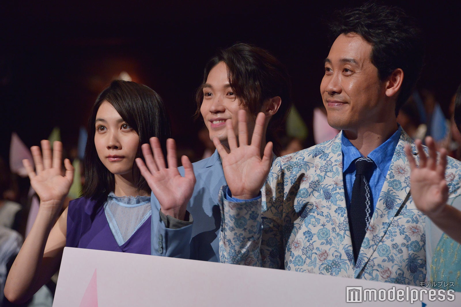 左から：松本穂香、磯村勇斗、大泉洋（C）モデルプレス