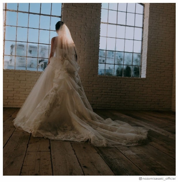 佐々木希、華やかウェディングドレス姿を披露「渡部さんになりたい」「美しすぎる」の声