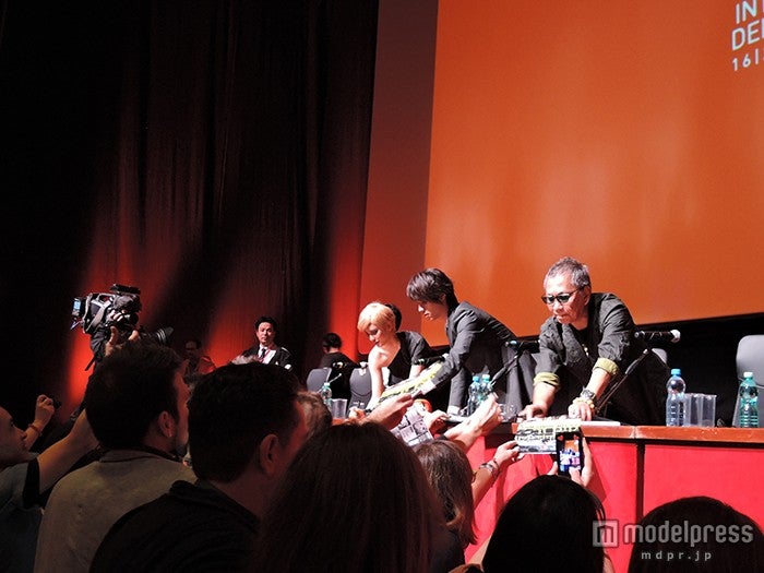 記者会見の模様