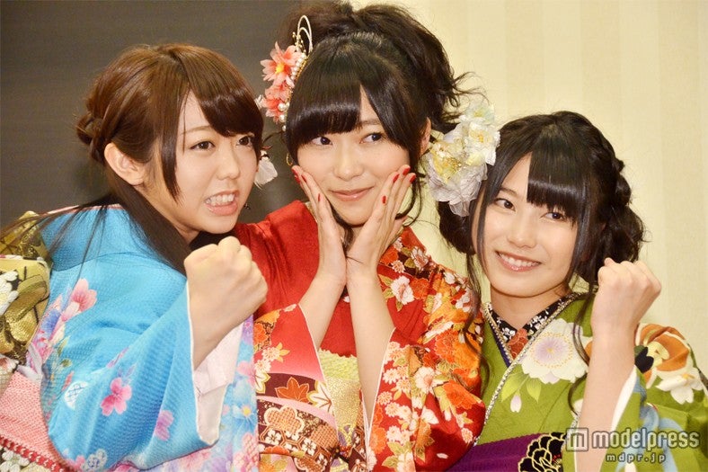 左から：峯岸みなみ、指原莉乃、横山由依