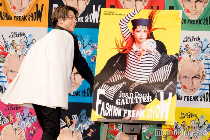 布をめくりアンバサダービジュアルをお披露目した増田貴久(C)モデルプレス