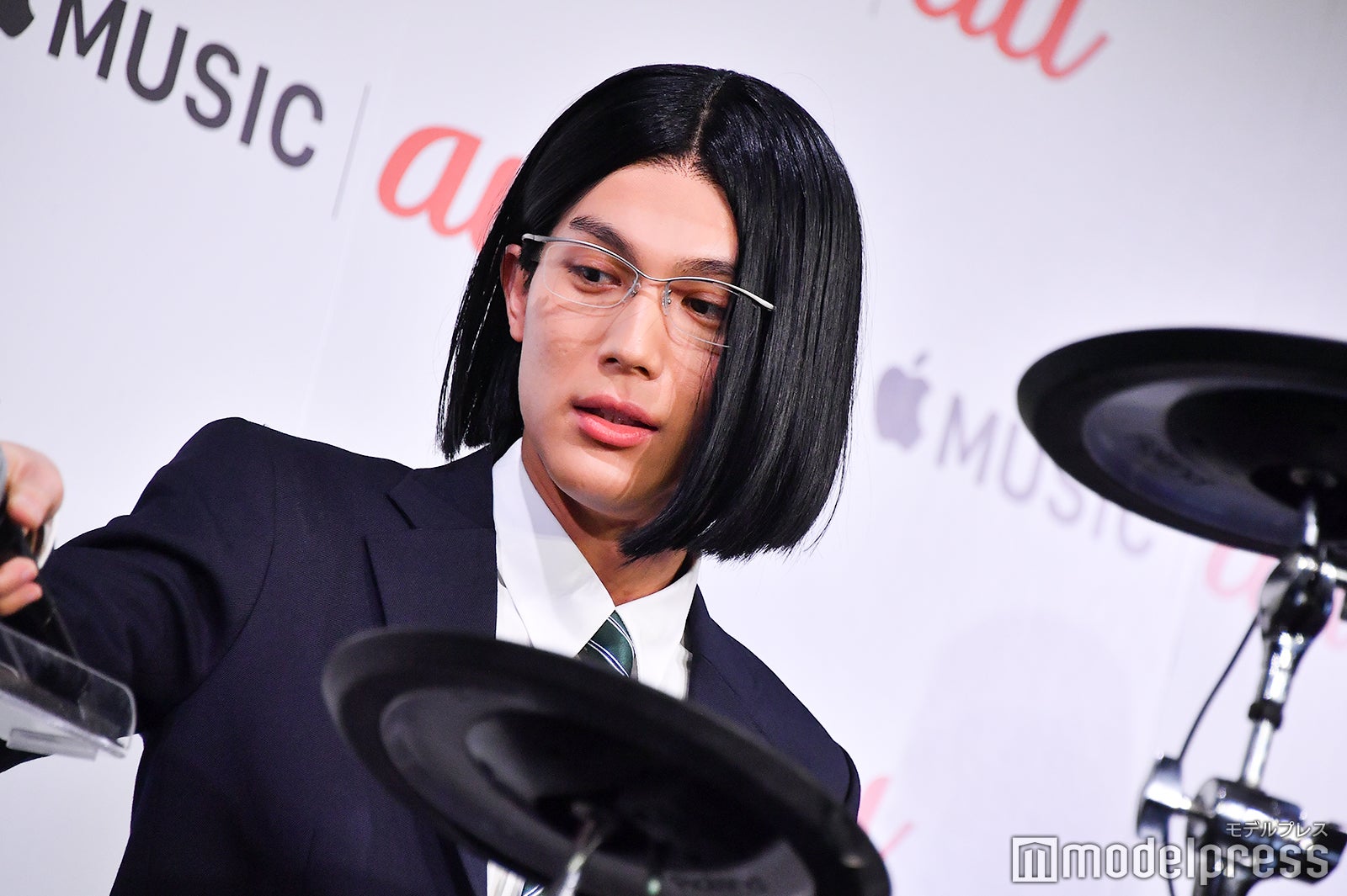 一心不乱にドラムを叩く細杉くん（中川大志）（C）モデルプレス