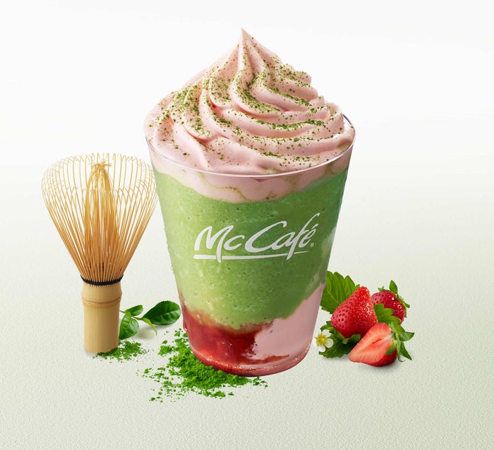 マックカフェ、人気の抹茶シリーズに洋テイストのいちごフラッペが仲間入り／画像提供：日本マクドナルド