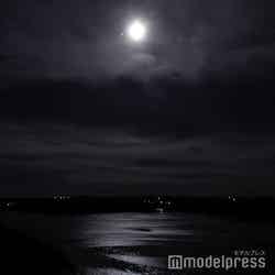月の綺麗な夜は感動的なムーンロードを見ることも（C）モデルプレス