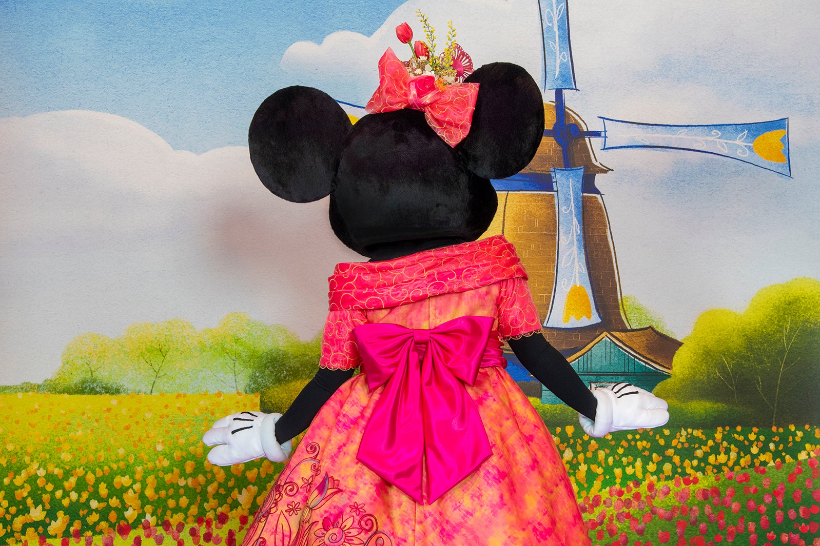 サッシュベルトをリボン形に結ぶことで後ろ姿まで可愛らしく※画像はイメージ（C）Disney