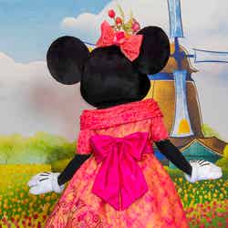 サッシュベルトをリボン形に結ぶことで後ろ姿まで可愛らしく※画像はイメージ（C）Disney