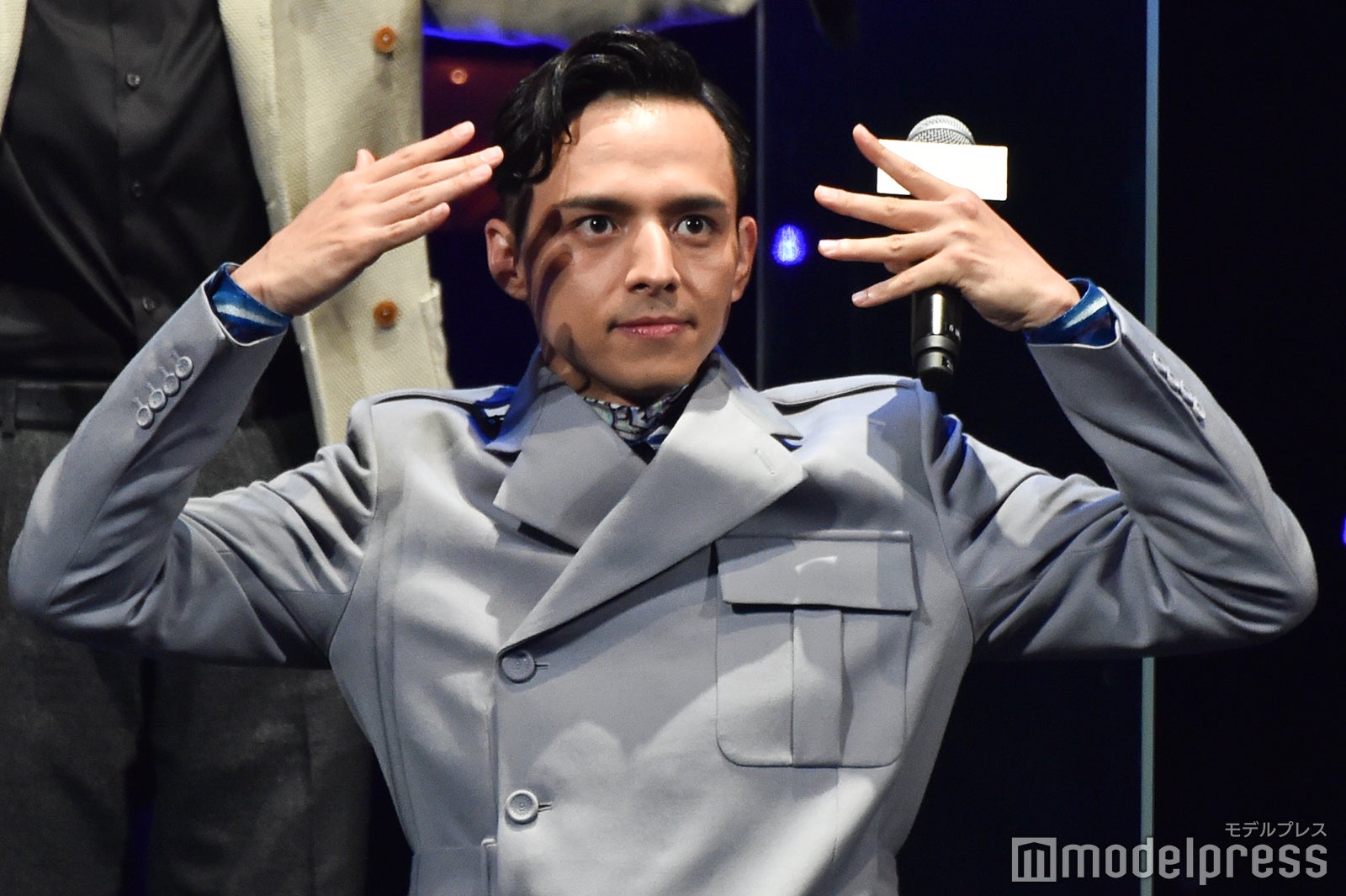 ポーズを決める満島真之介 （C）モデルプレス