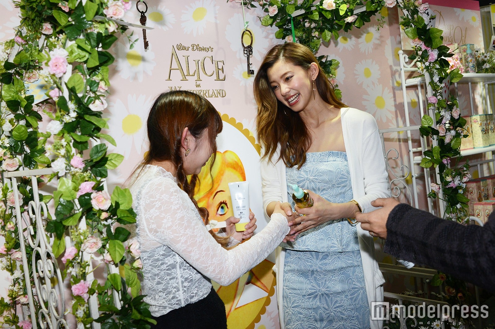 ファンとの交流を楽しむ朝比奈彩（C）モデルプレス