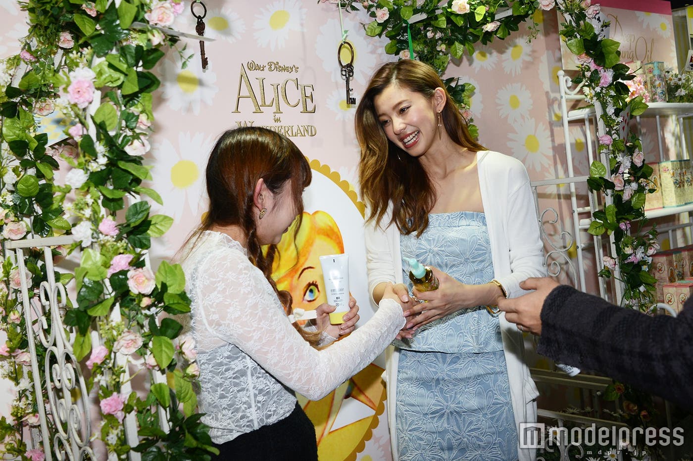 ファンとの交流を楽しむ朝比奈彩(C)モデルプレス