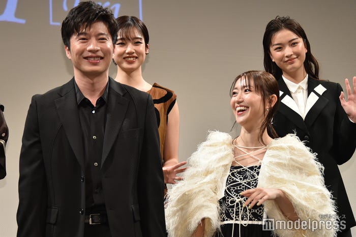 ふと我に返った直立不動の田中圭、それを見て笑う大島優子(C)モデルプレス