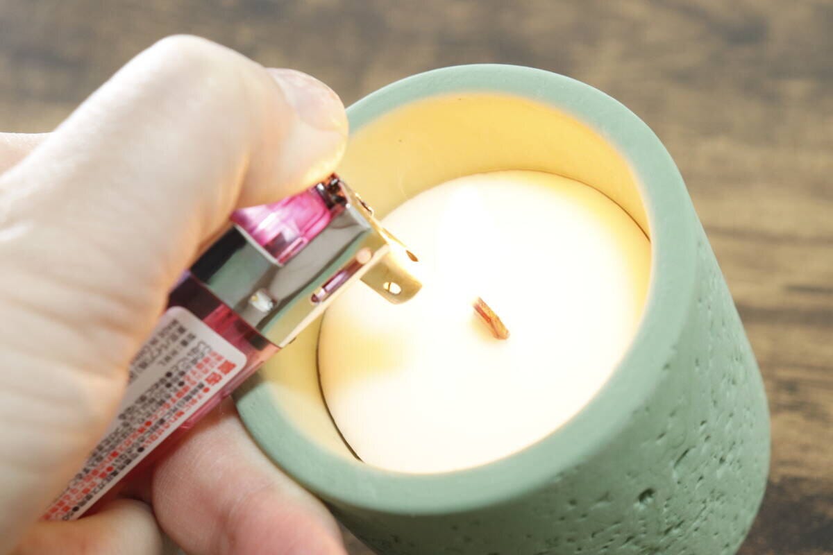 ダイソーの火口が動～くライターを使ってキャンドルに火をつける様子