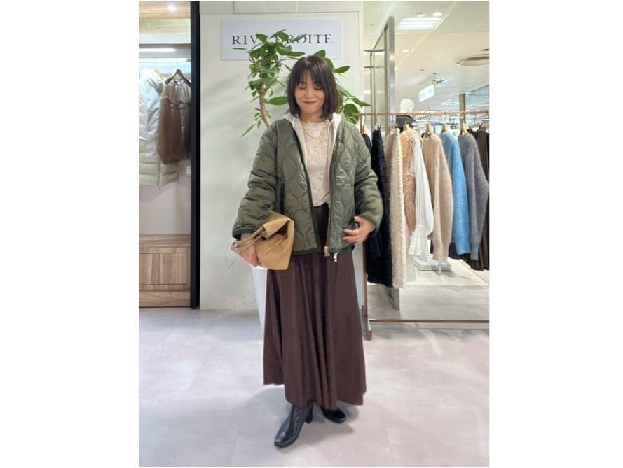 【OKコーデ】揺れ感のあるアイテムをプラスするとアクセントに　出典：WEAR