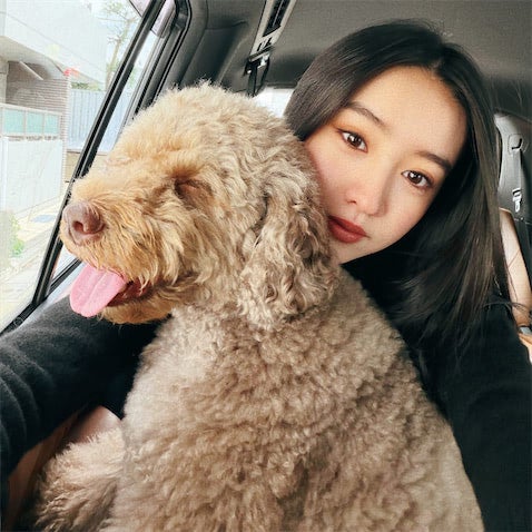 「Moments of spring」Koki, もふもふ愛犬との可憐なツーショット公開