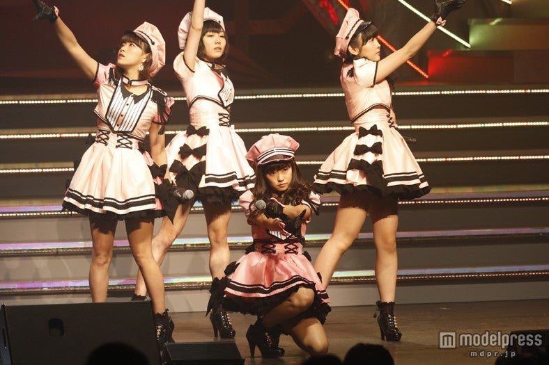 「他人行儀なSunset beach」／（C）AKS