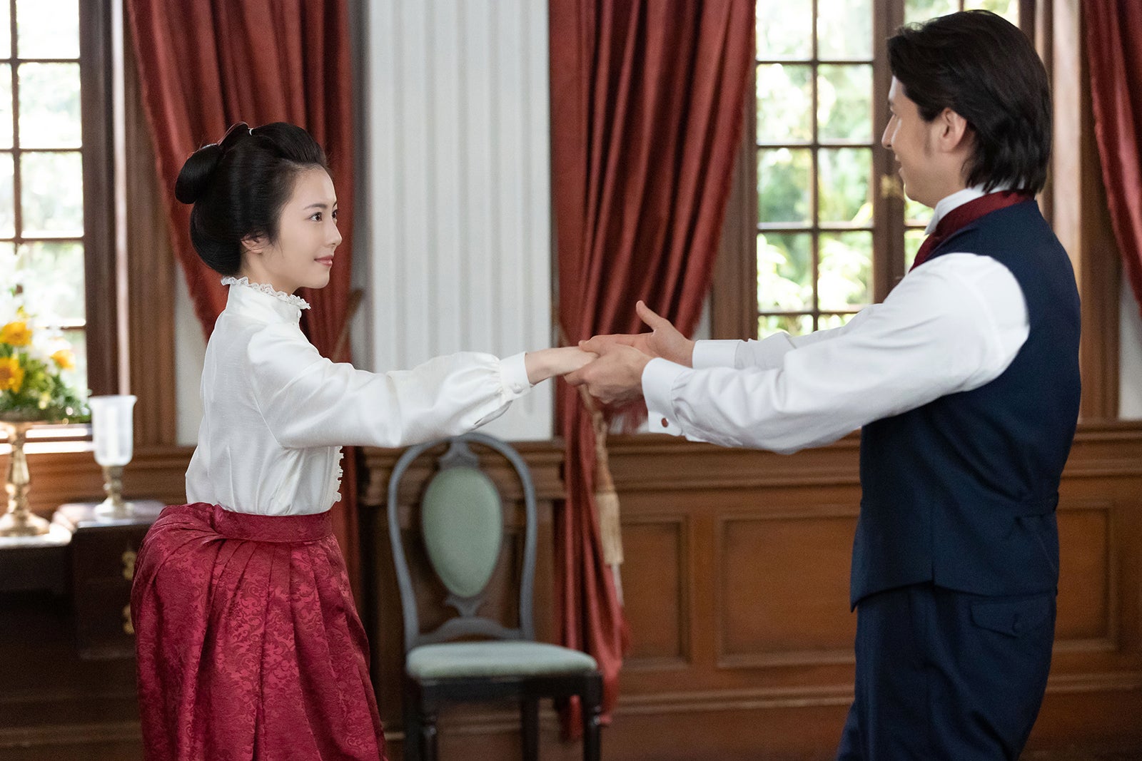 浜辺美波、伊礼彼方（C）NHK