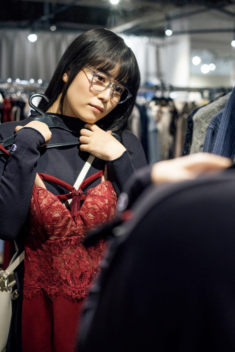 眼鏡OL 下着姿 元OLグラドル東雲うみ、艶肌ボディにうっとり セクシーなランジェリー姿に変身 - モデルプレス