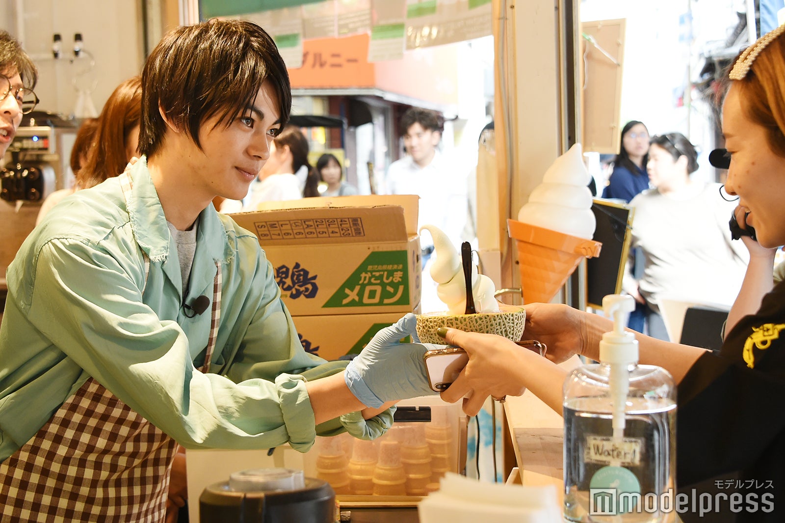 神尾楓珠が接客体験（C）モデルプレス