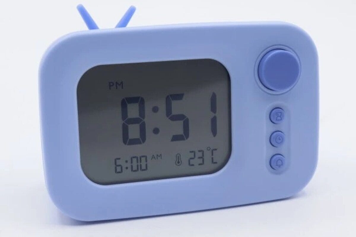 青いテレビ型デジタル時計が時刻「8:51」と温度「23℃」を表示している