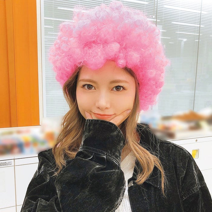 アフロのカツラをかぶってポーズを決める白石麻衣(撮影:松村沙友理)/乃木坂46写真集「乃木撮VOL.02」(講談社)撮影/乃木坂46