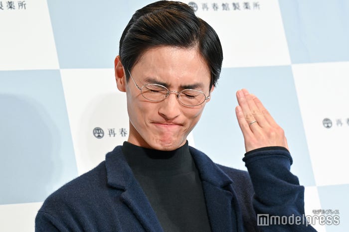 恥ずかしそうに結婚指輪を見せる高良健吾(C)モデルプレス