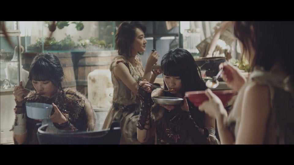 乃木坂46「女は一人じゃ眠れない」MVより（ソニー・ミュージックレコーズ）