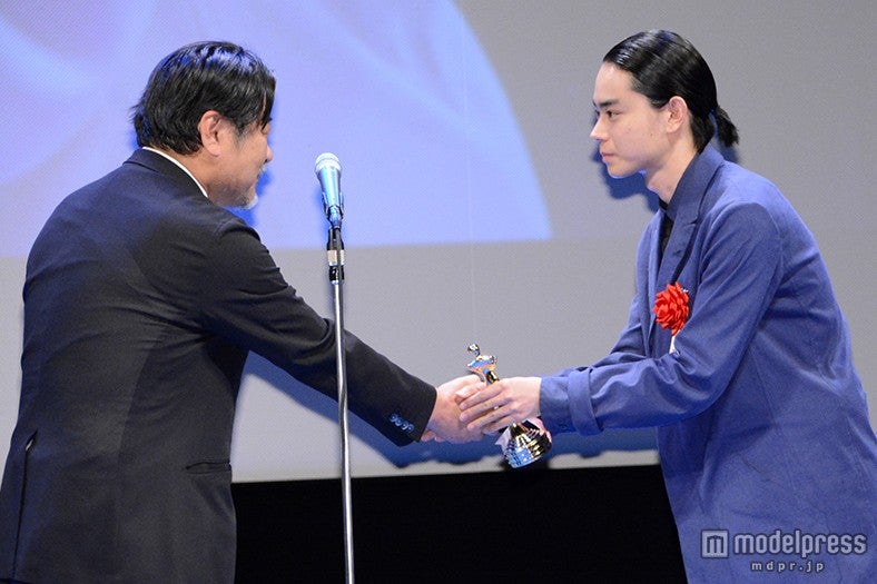 トロフィーを受け取る菅田将暉