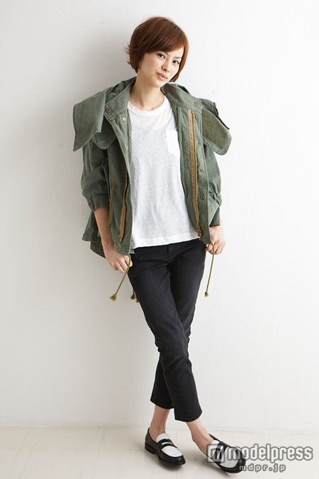 マニッシュな私服コーディネートを披露した今宿麻美／「Lips」6月号／画像提供：マガジンハウス