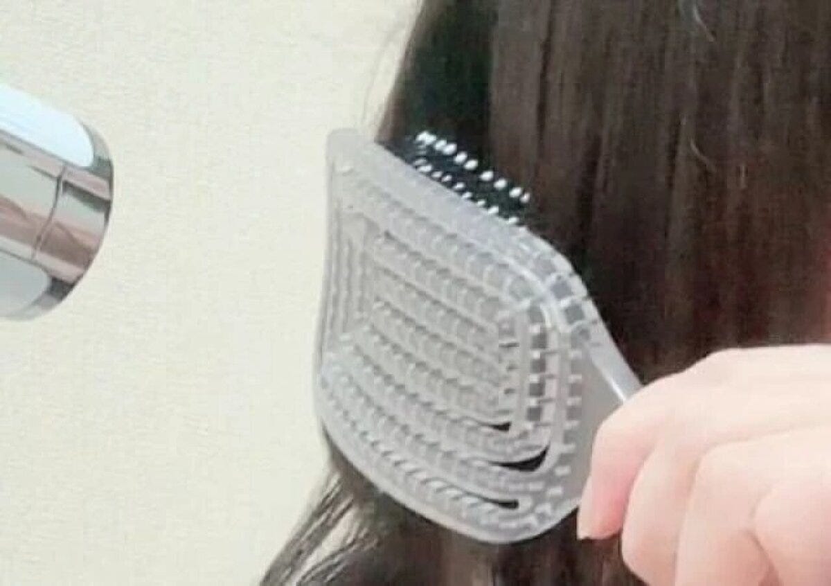 ダイソー　立てられる乾きやすいブローブラシ　使用例